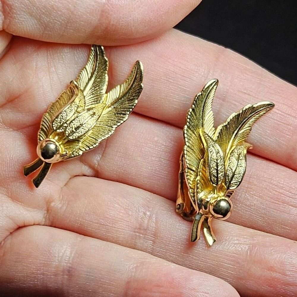 Coro gold tone leaf clip on earrings